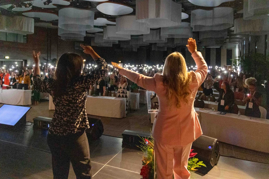 Fala no palco diante da plateia iluminada pelos celulares