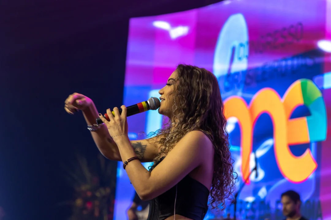 Cantora se apresenta no palco do coquetel
