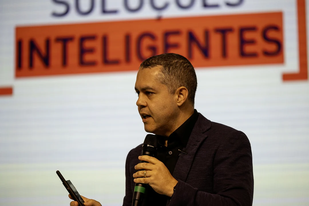 Fala no palco diante do telão principal