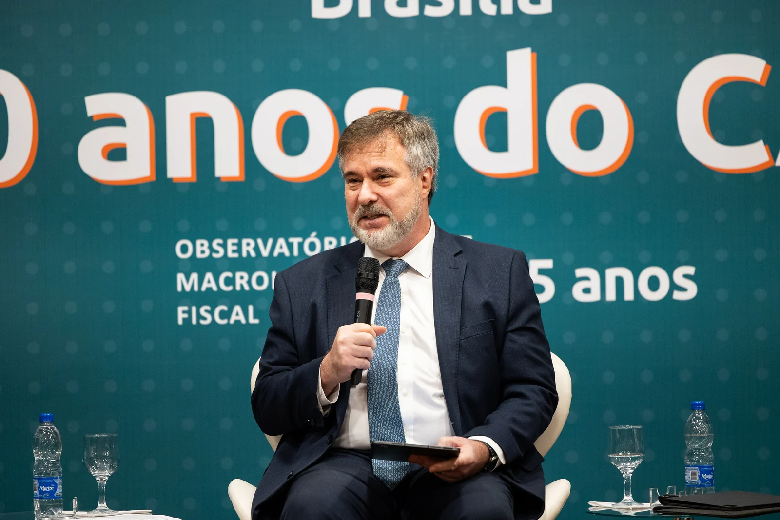 Palestrante fala ao microfone durante o debate
