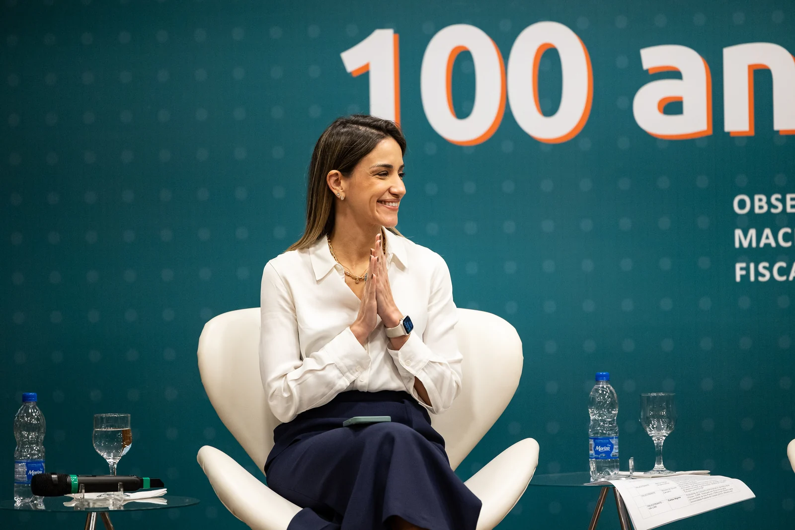 Debatedora acompanha a fala de outro participante