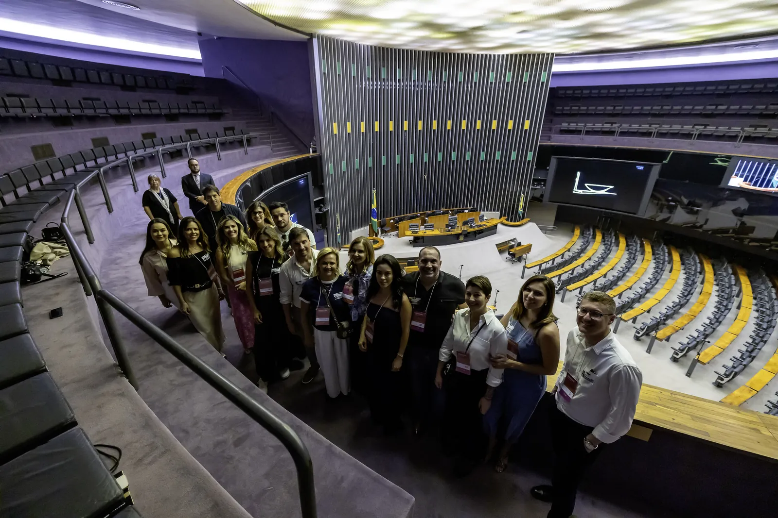 Grupo posado no plenário durante a visita ao Congresso Nacional