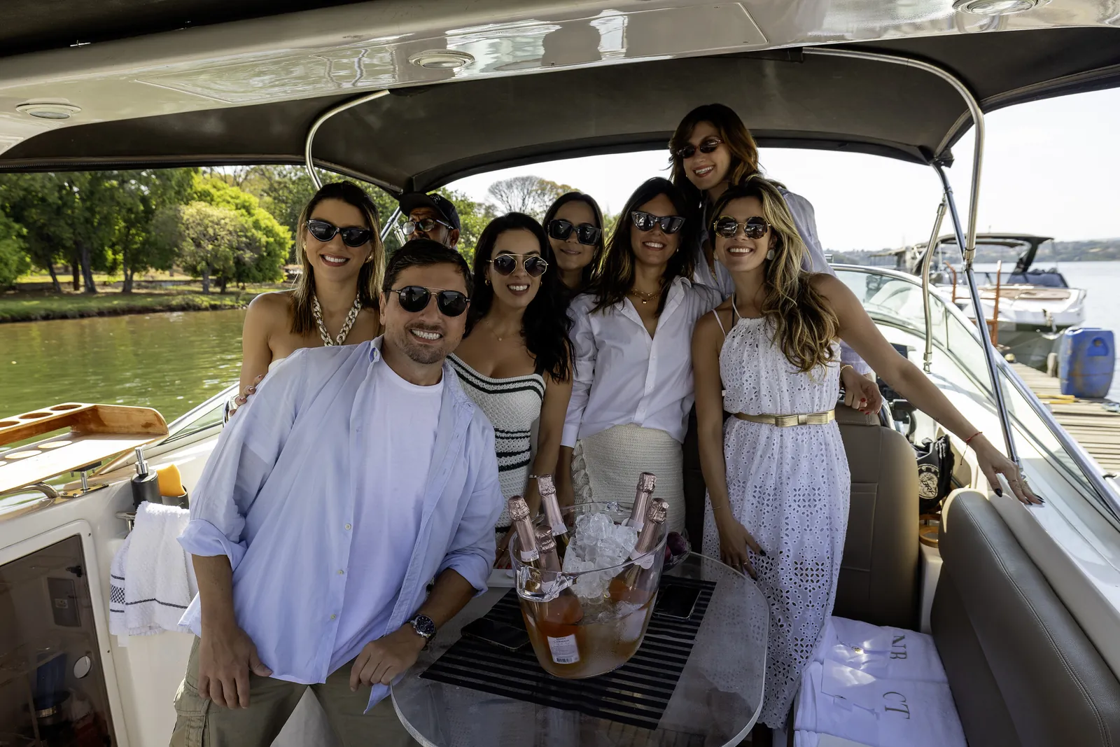 O grupo reunido durante o passeio de barco