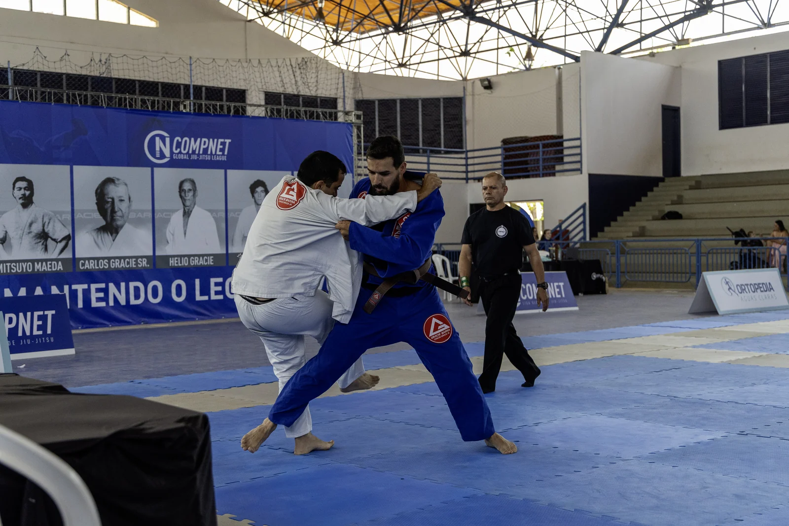Disputa de queda no início da luta
