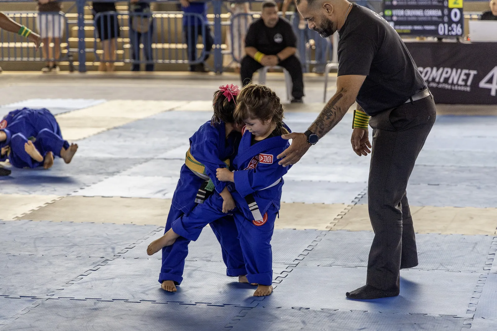 Árbitro apresenta as duas atletas antes do combate