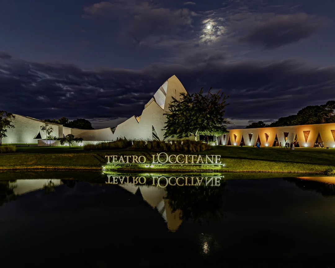 O teatro refletido no lago à noite