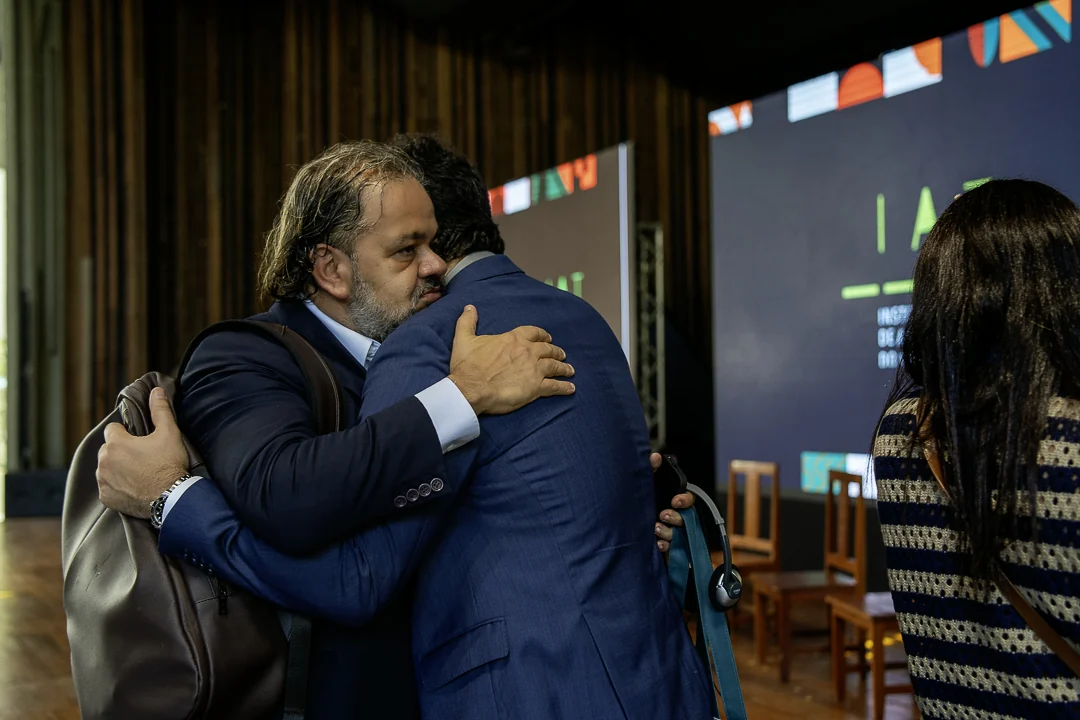 Cumprimento entre participantes no intervalo