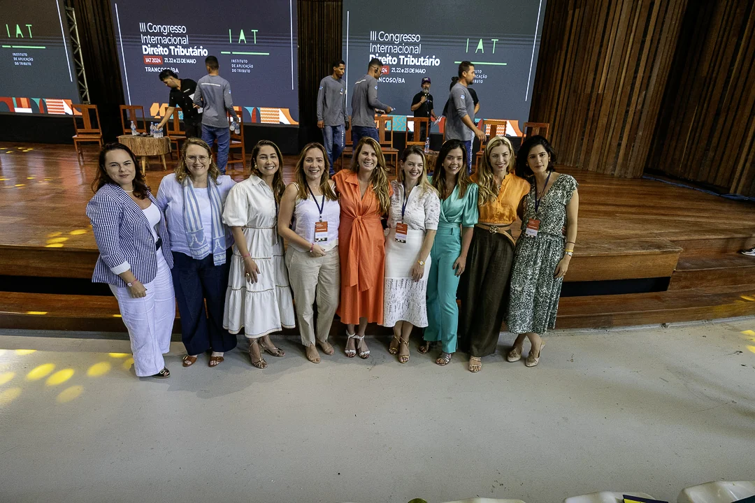 Participantes reunidas no palco