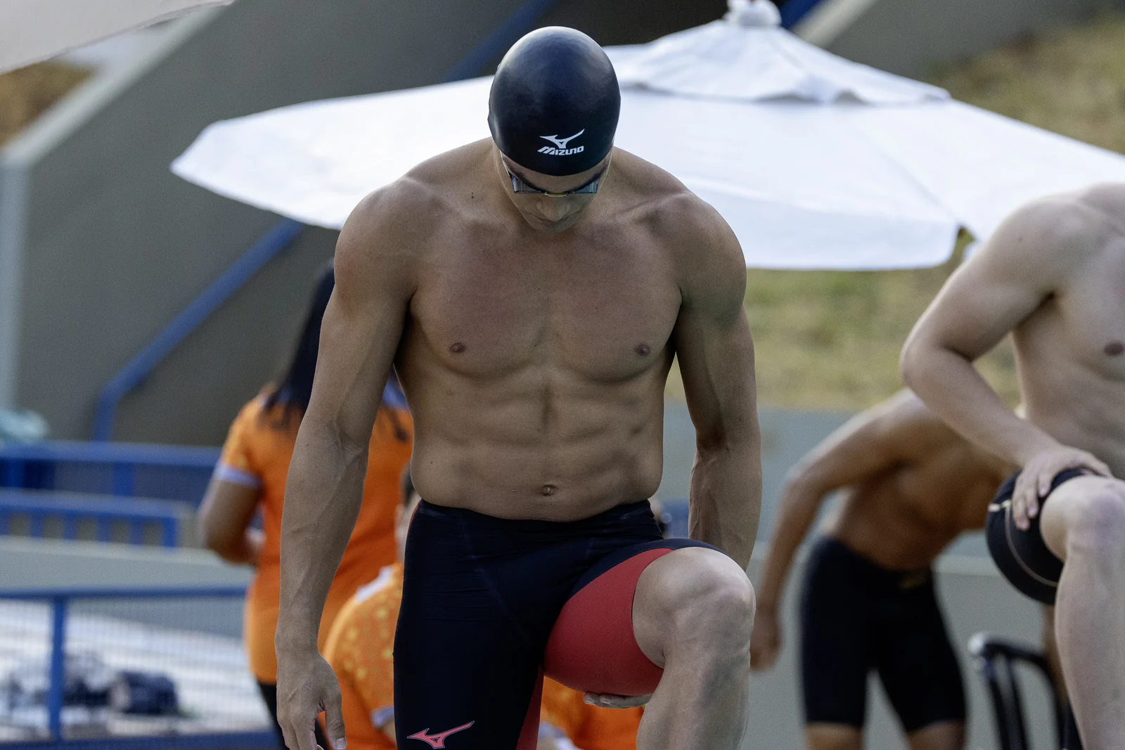Atleta se concentra na borda antes de nadar