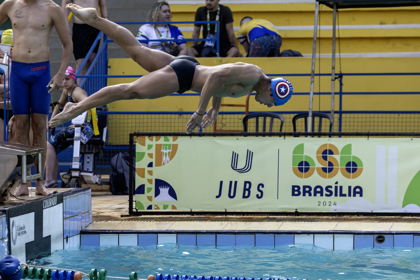 Saída em prova, com o painel do evento ao fundo