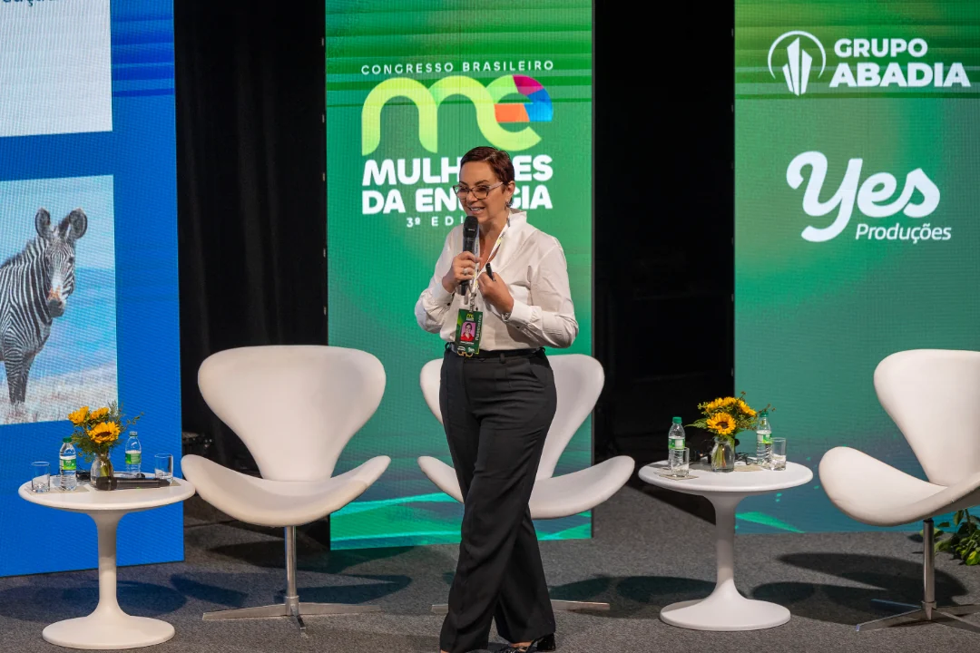 Palestrante ao microfone durante o congresso