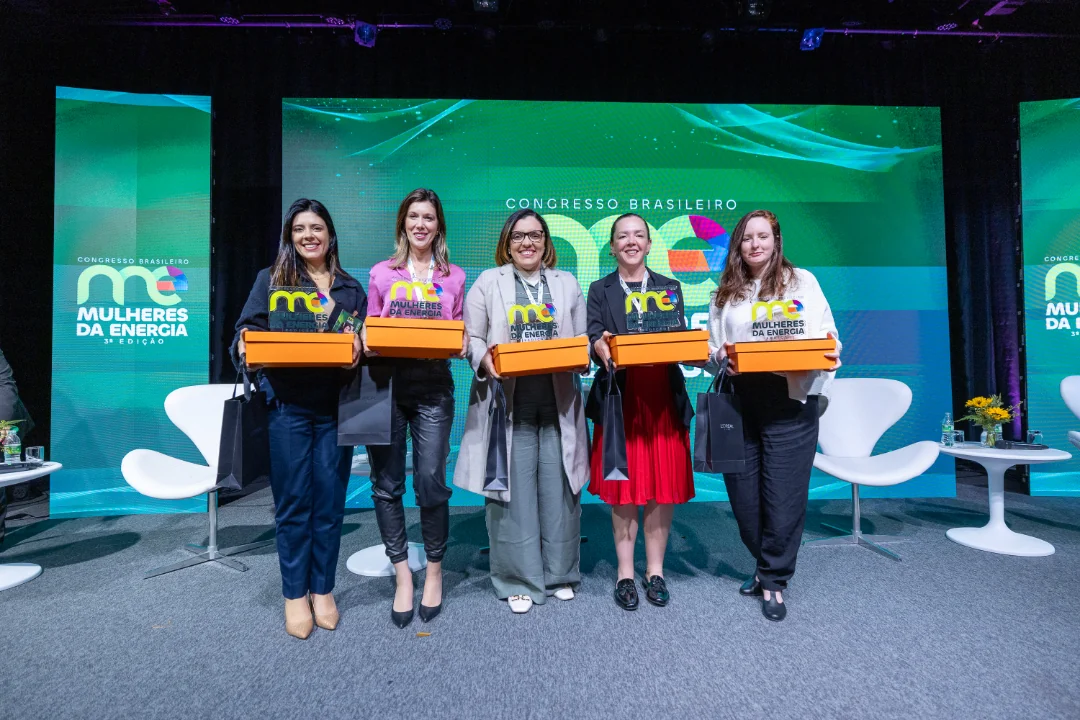 Participantes reunidas no palco durante uma entrega