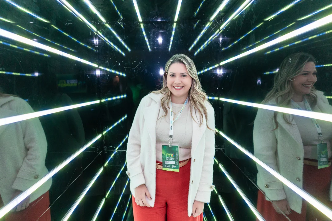 Participante numa instalação de luz montada no evento