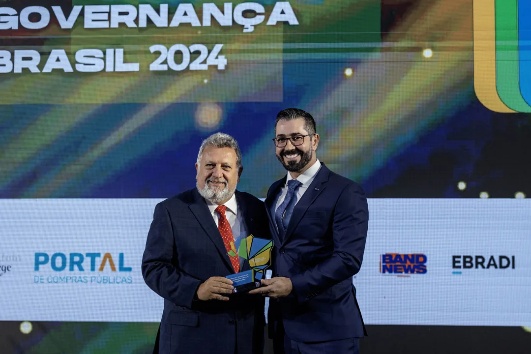 Entrega de troféu no palco