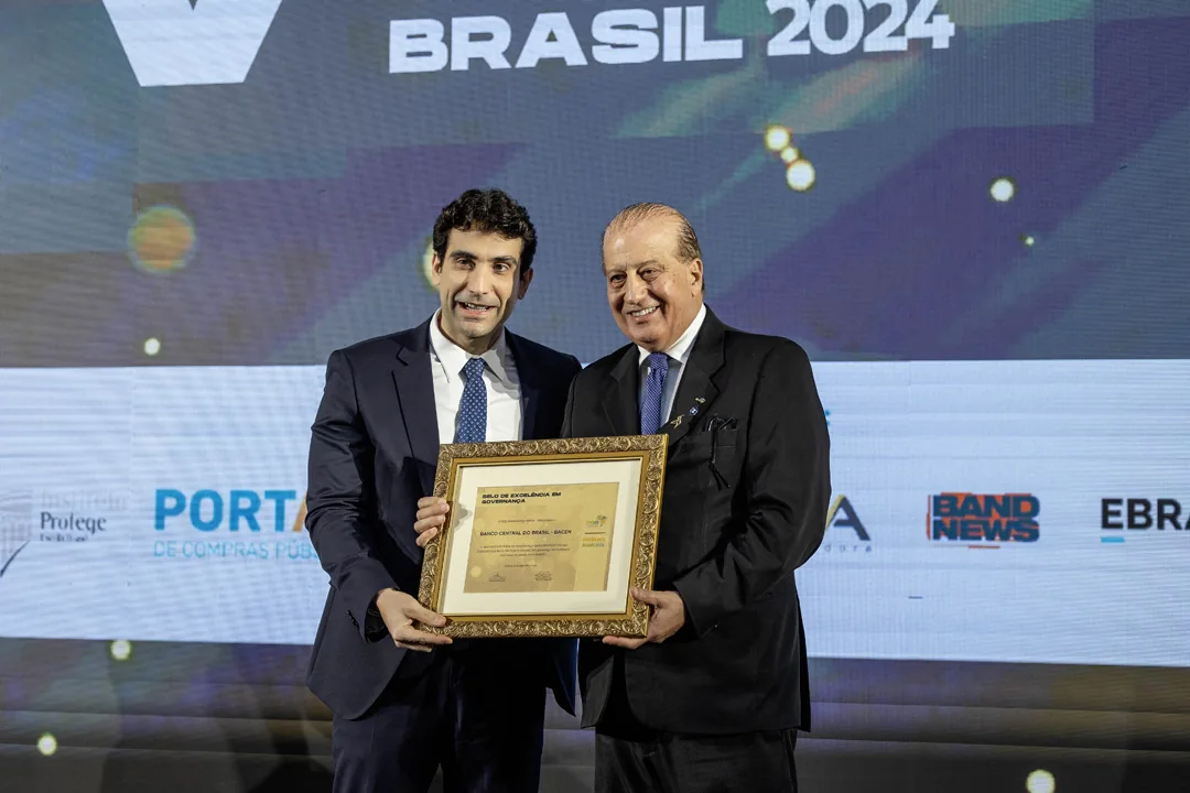 Entrega de placa a um dos homenageados