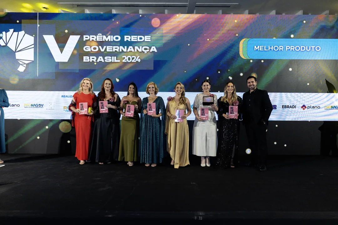 Grupo de premiados no palco