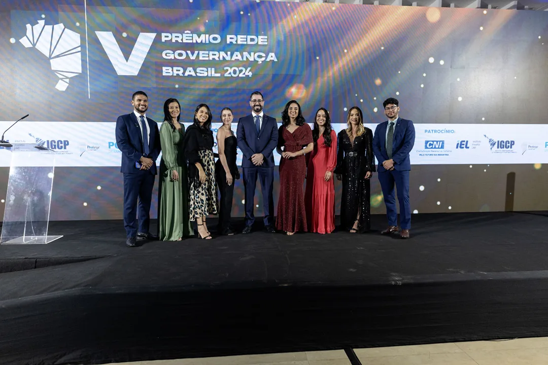 Foto oficial dos homenageados no palco