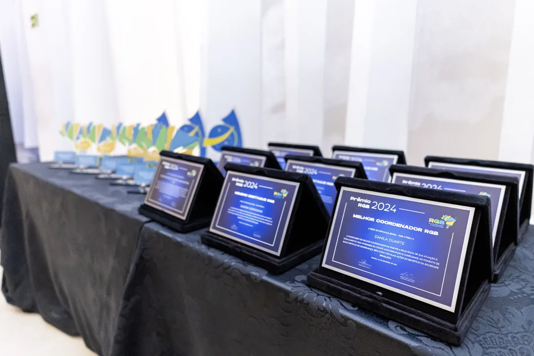 Placas e troféus preparados para a entrega