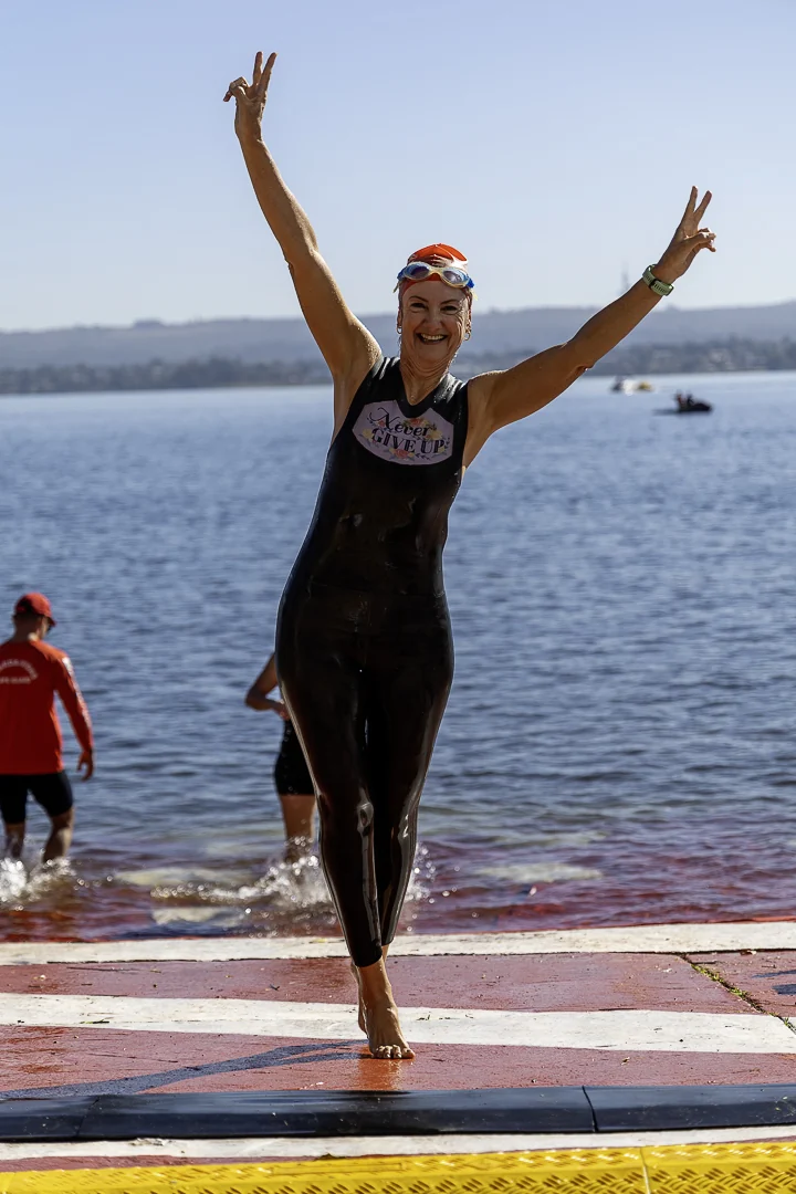 Atleta comemora ao cruzar a linha de chegada