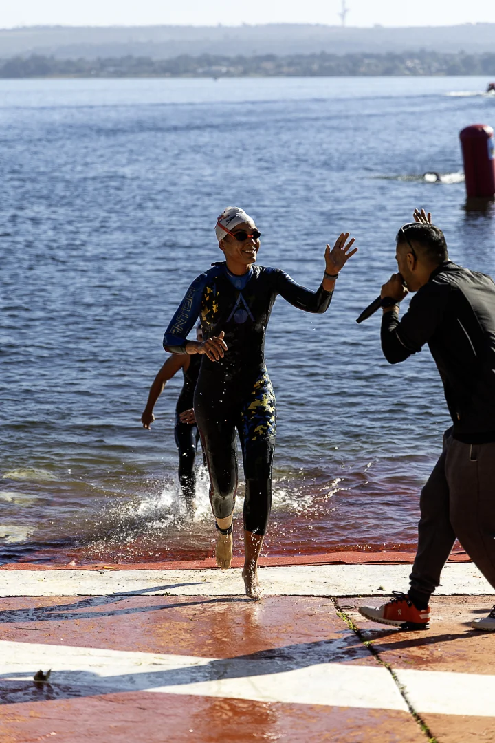 Atleta é recebido logo depois de deixar a água