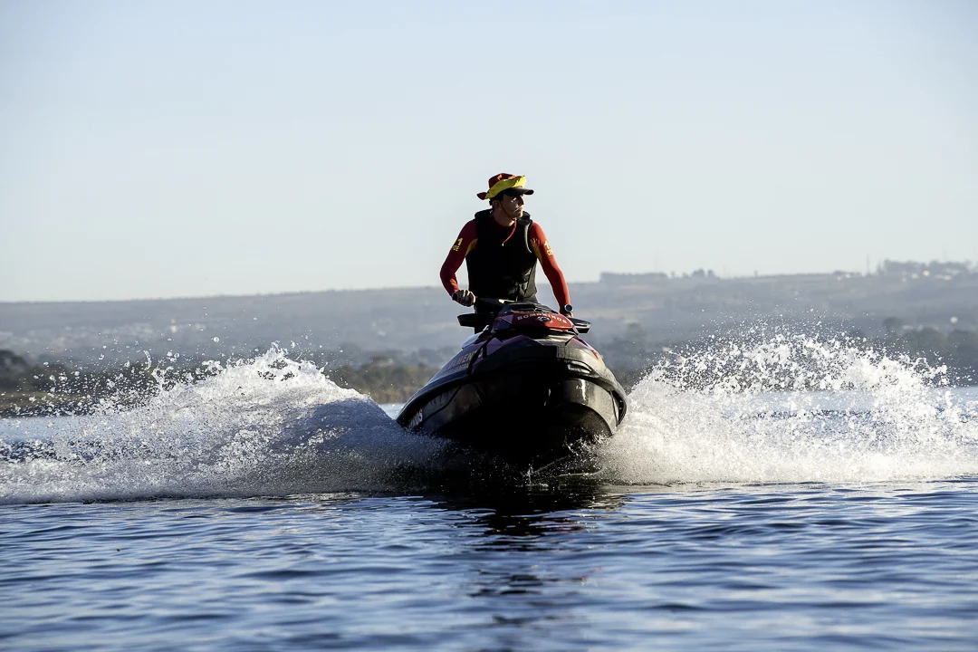 Moto aquática de apoio durante a prova