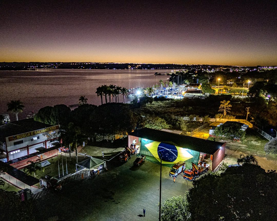 Vista aérea noturna do quartel e da orla