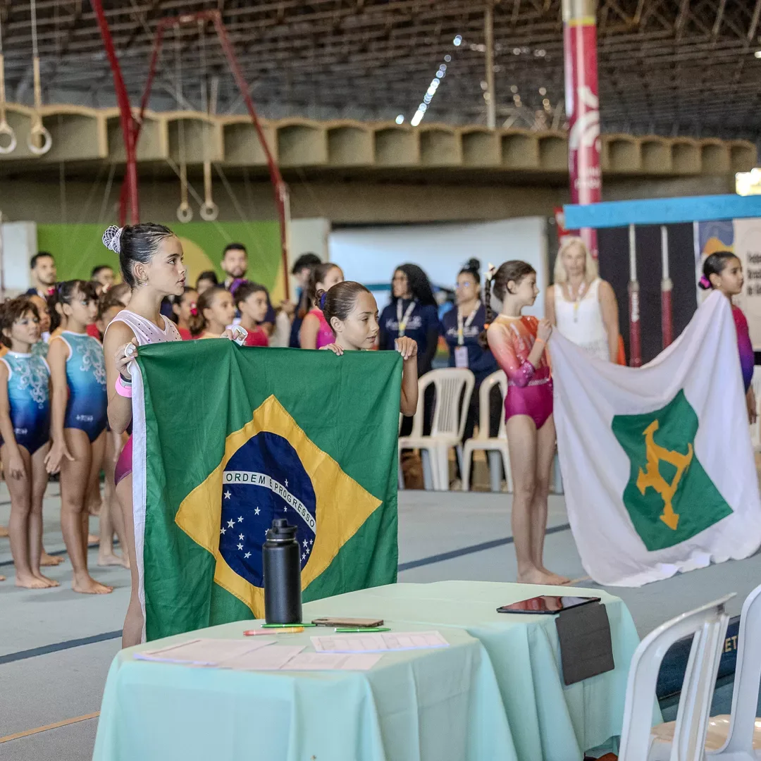 Cerimônia de abertura com as bandeiras do Brasil e do DF