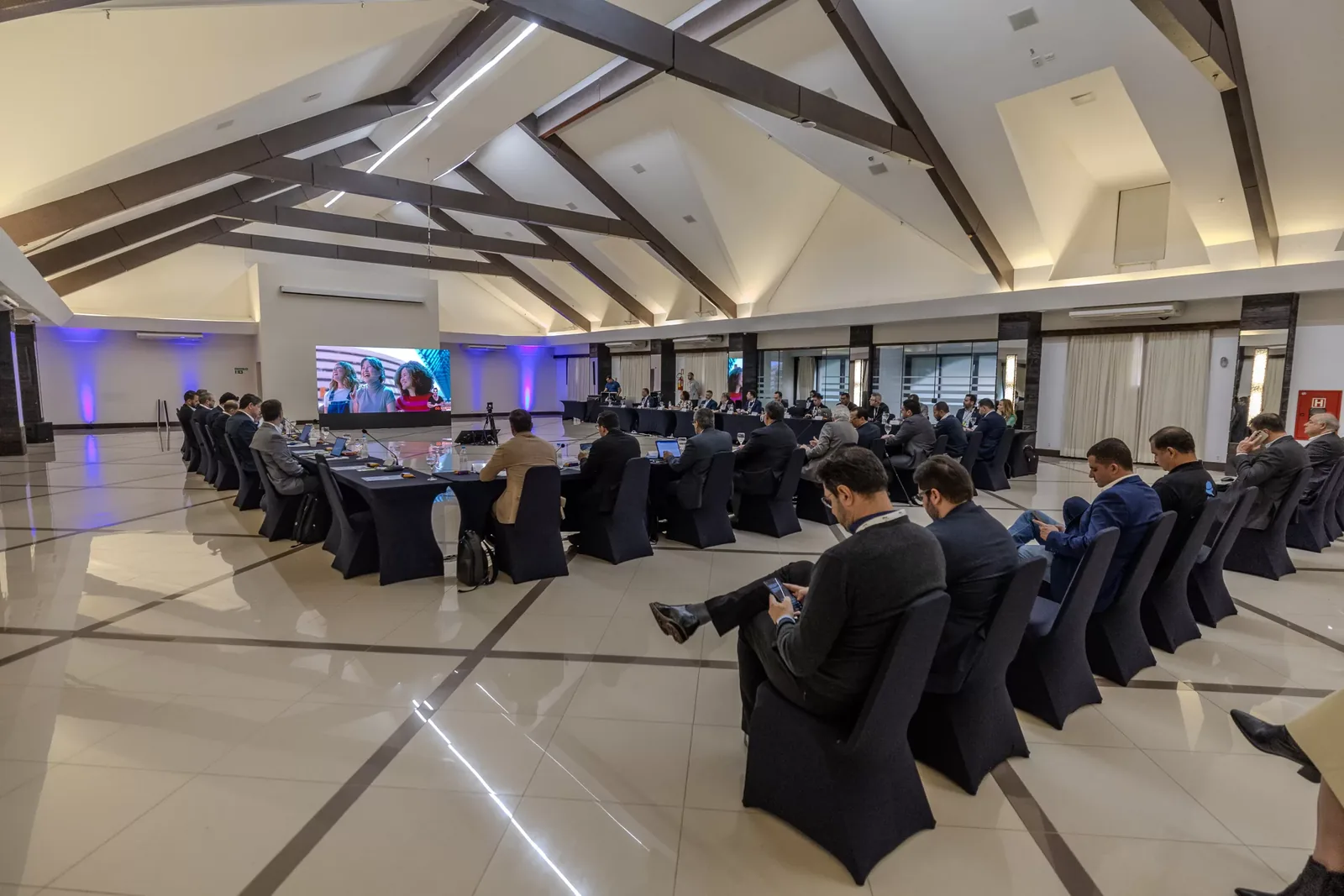 Participantes acompanhando a programação no salão