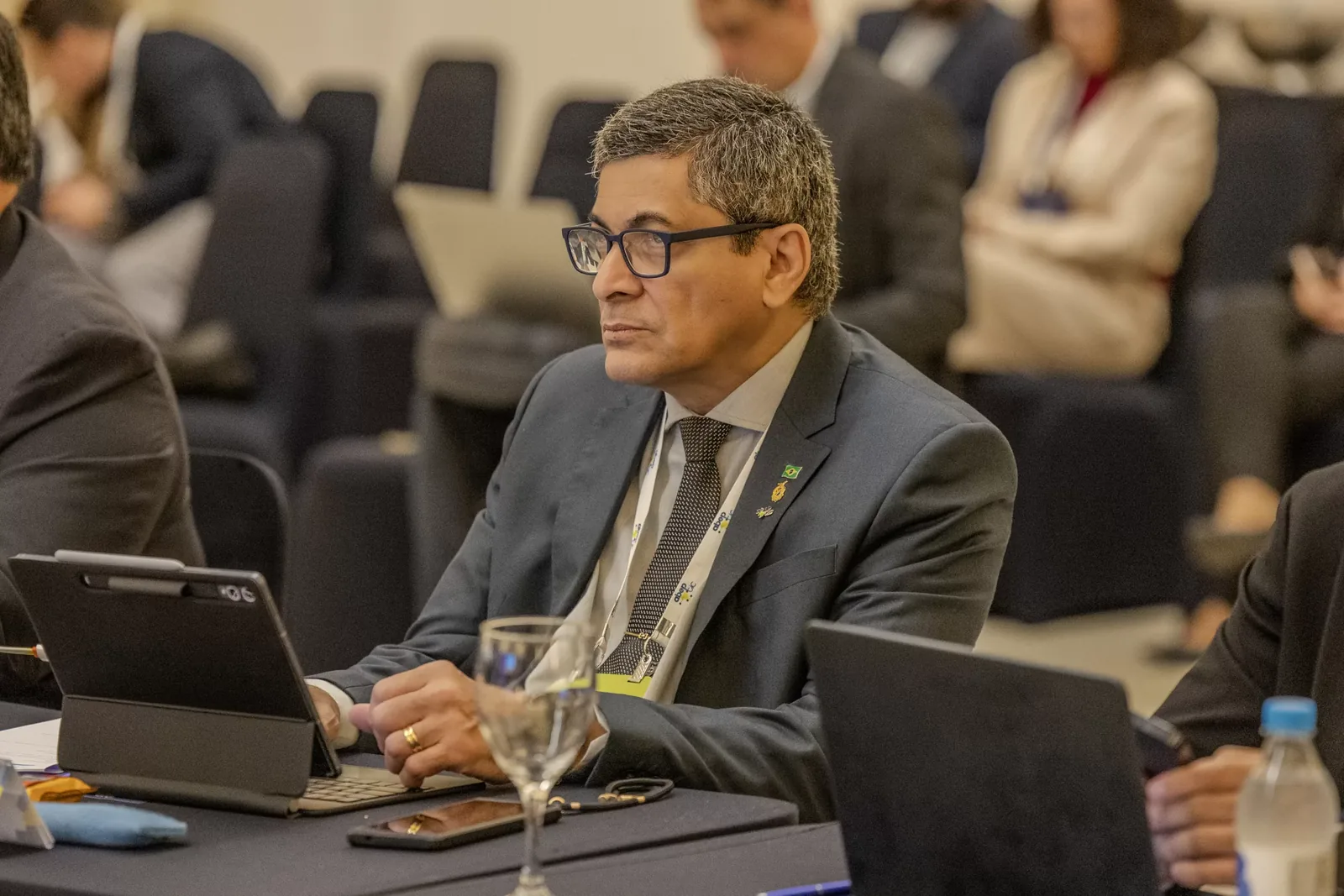 Participantes acompanhando o debate com os notebooks abertos