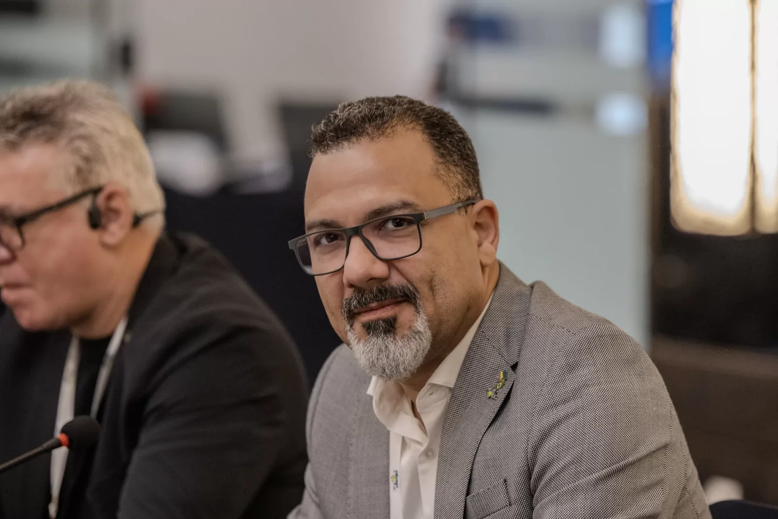 Dois participantes conversando durante o encontro