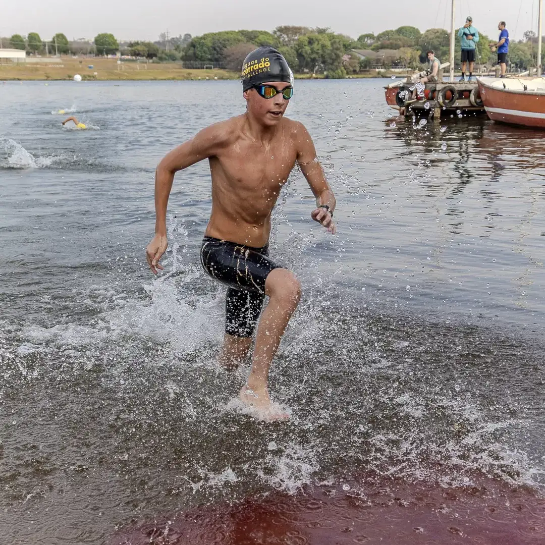 Atleta correndo na saída da água