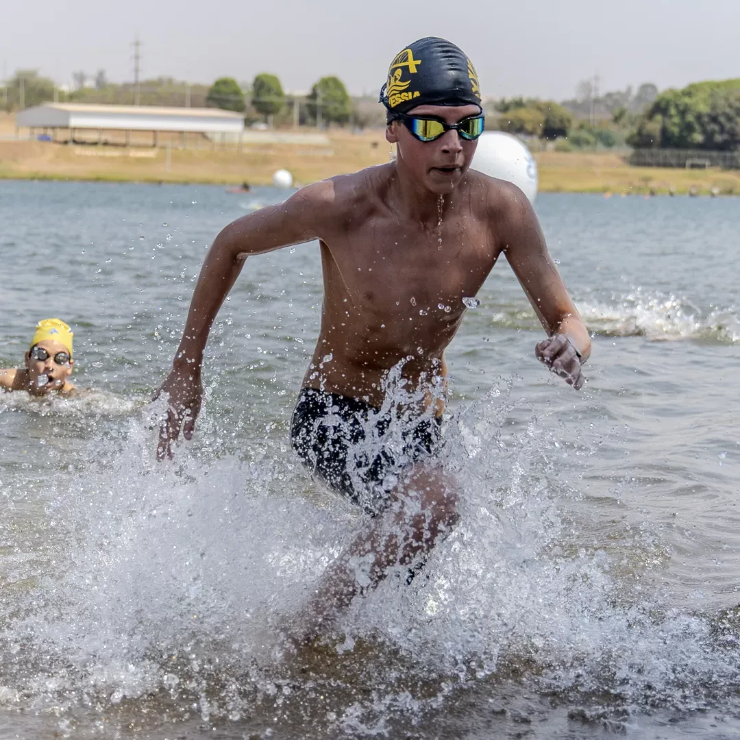Atleta acelerando na saída da água