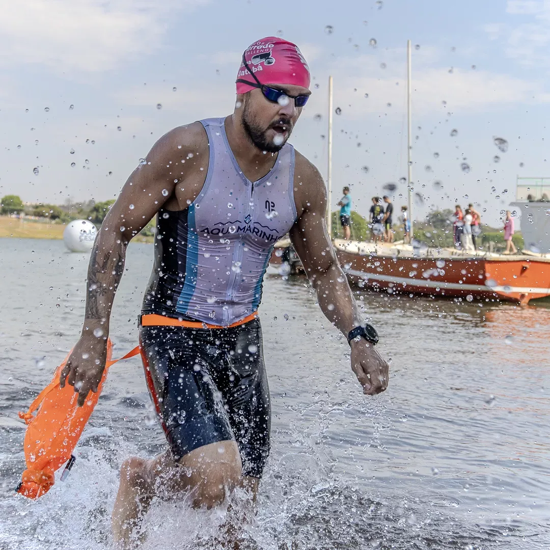 Atleta saindo da água com a boia de percurso