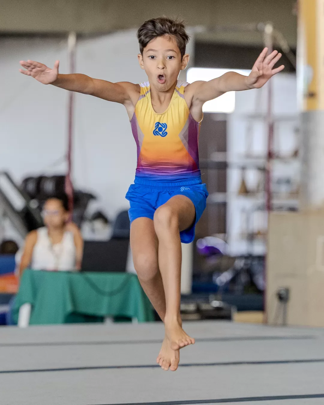 Ginasta em salto durante a série de solo