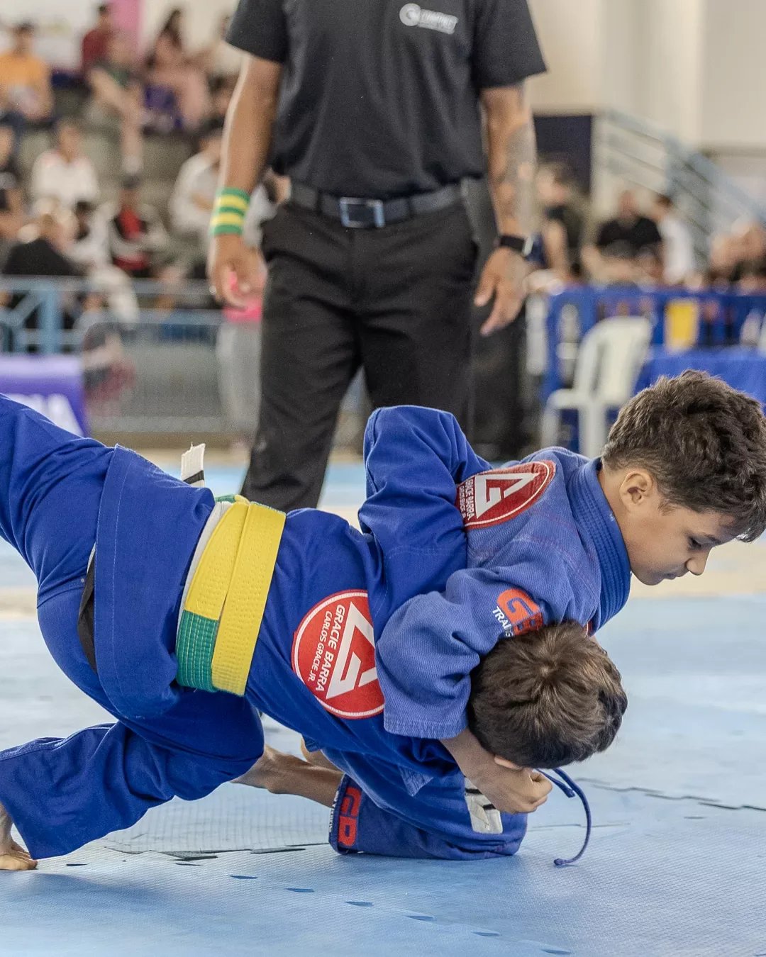 Atletas em queda durante a disputa no tatame