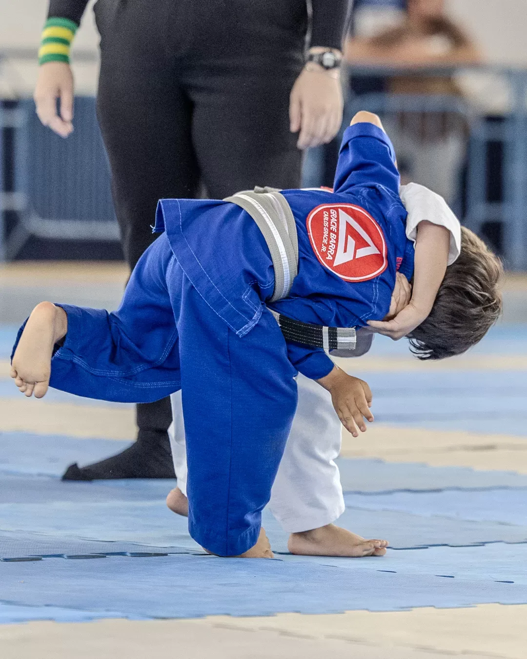 Atleta levantando o adversário do tatame