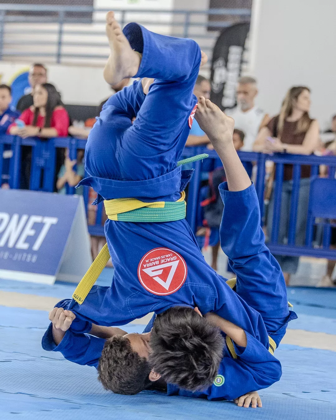 Atleta invertido durante a projeção no tatame