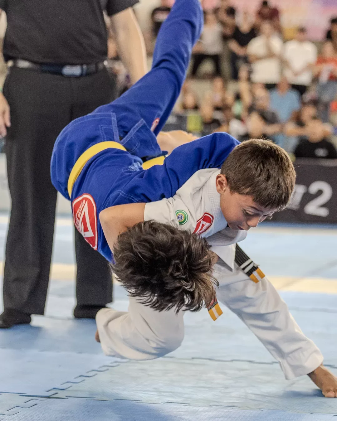 Atleta virando o adversário no tatame