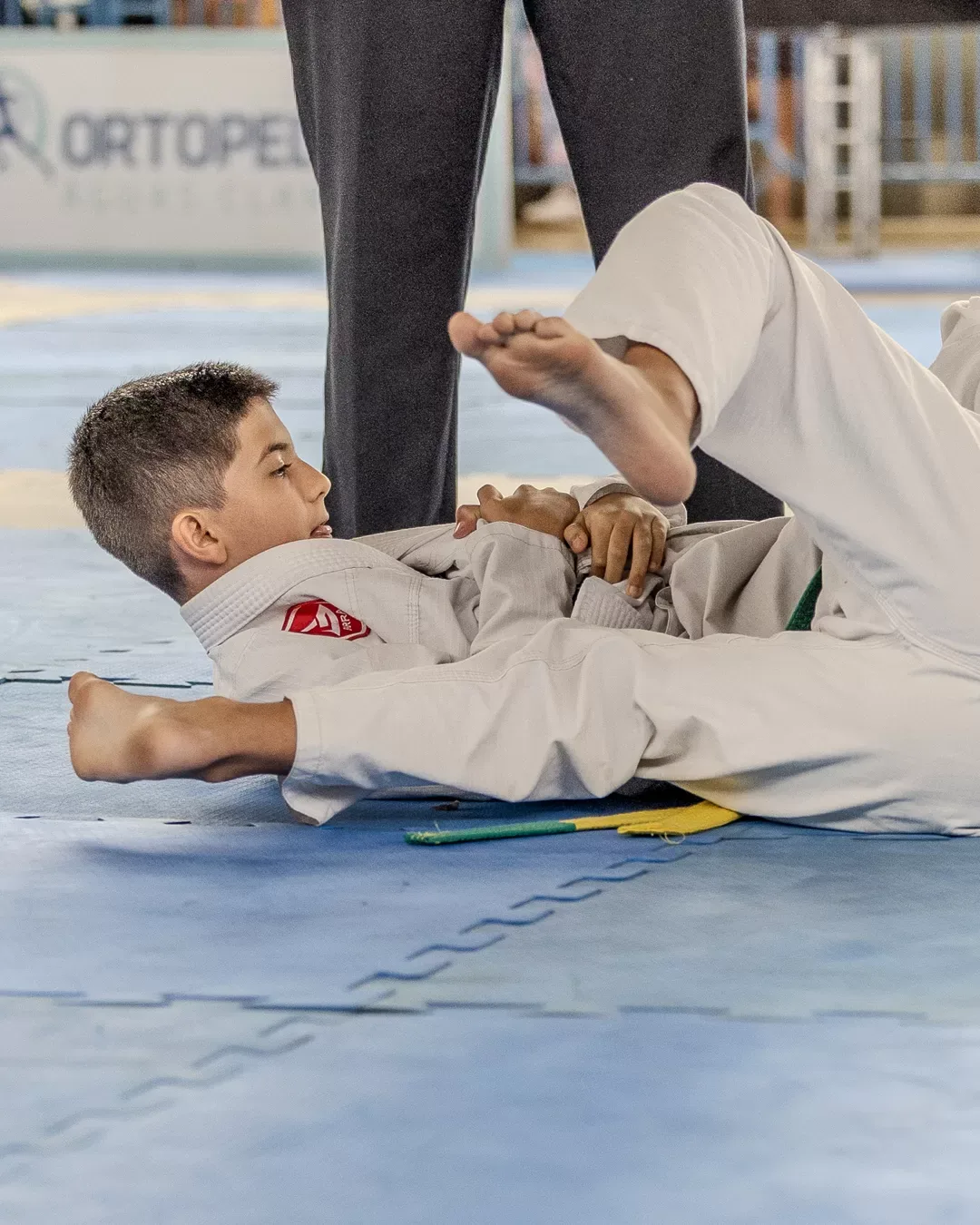 Atleta controlando o adversário no chão