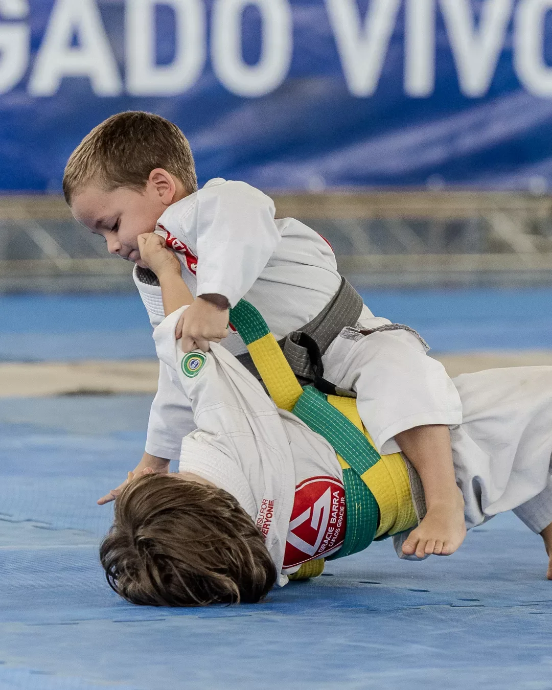 Atleta dominando a posição no solo