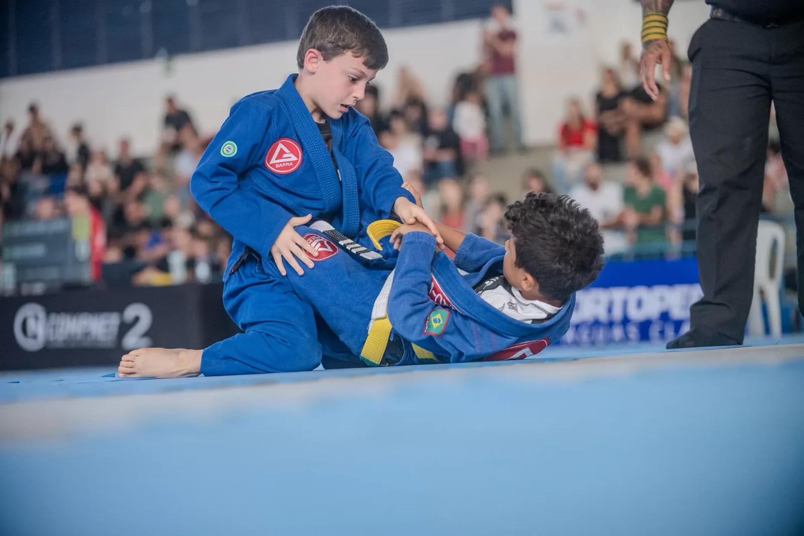 Atleta controlando a posição no solo