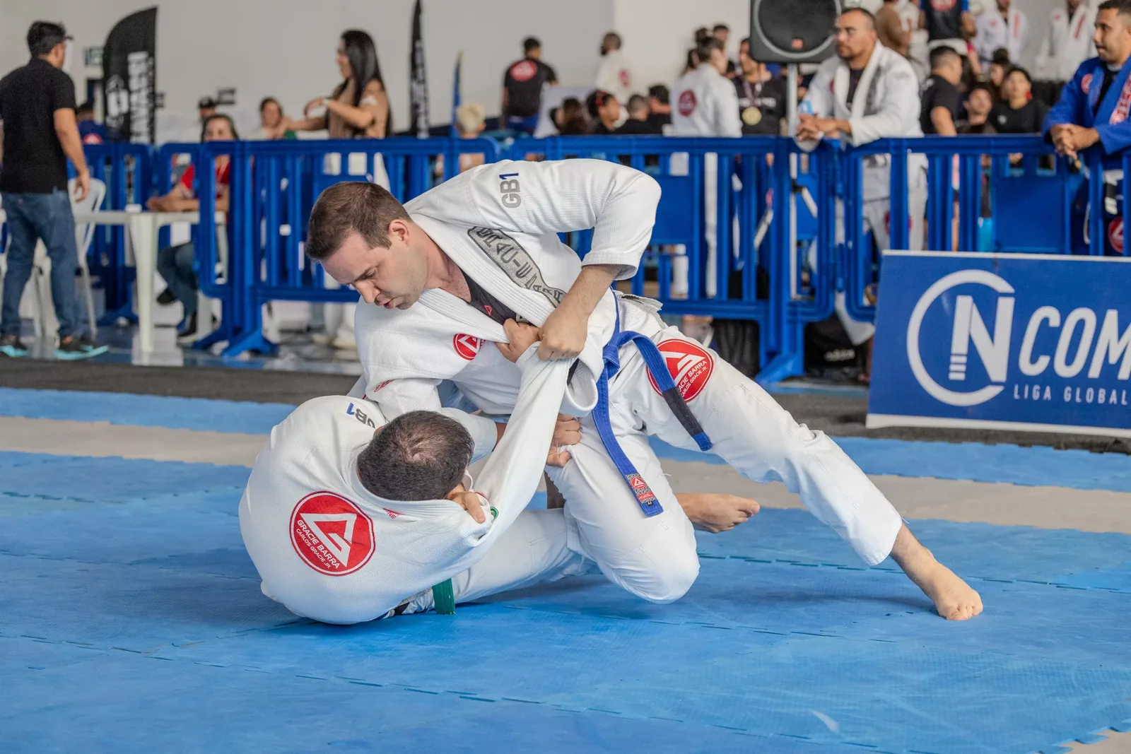 Atletas em disputa de guarda no tatame