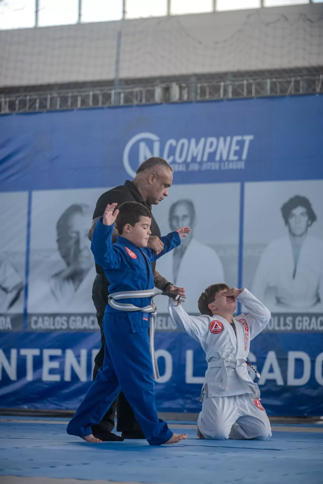 Árbitro ergue o braço do vencedor