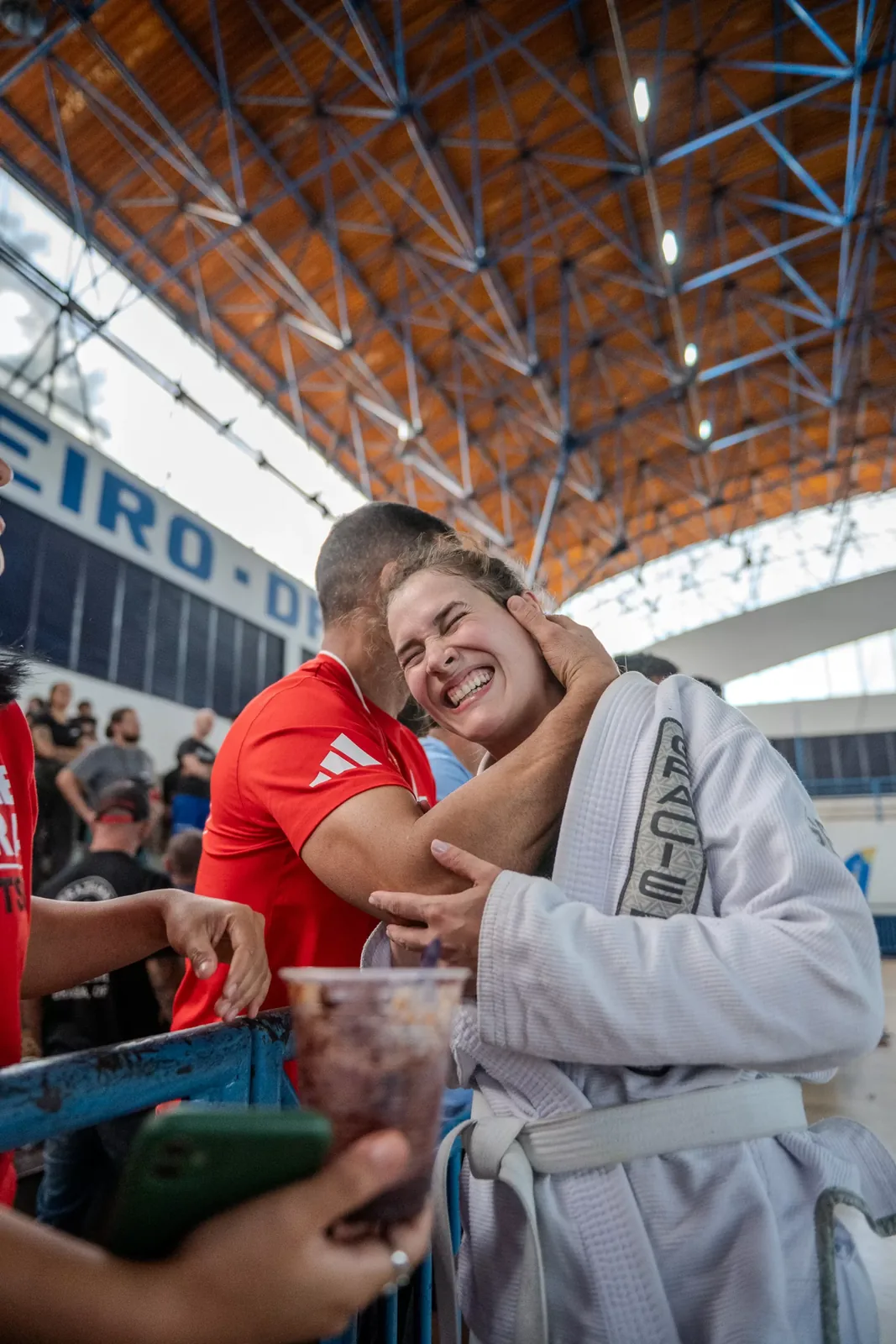 Atleta abraçada depois da luta