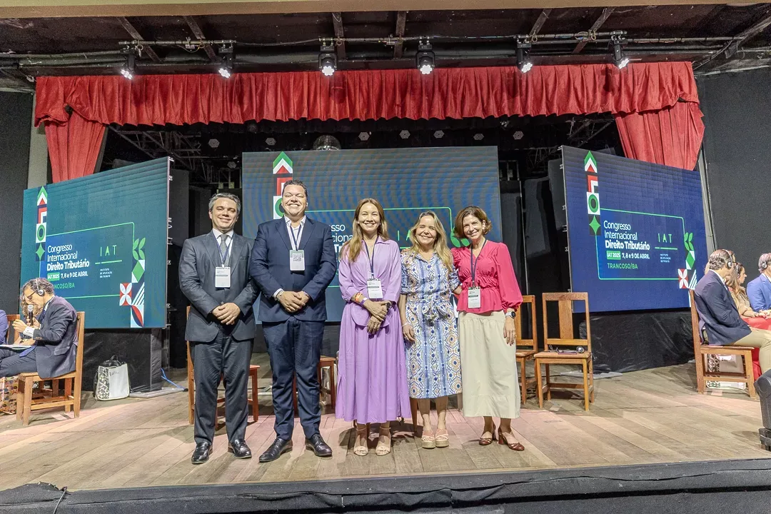 Convidados reunidos no palco do congresso