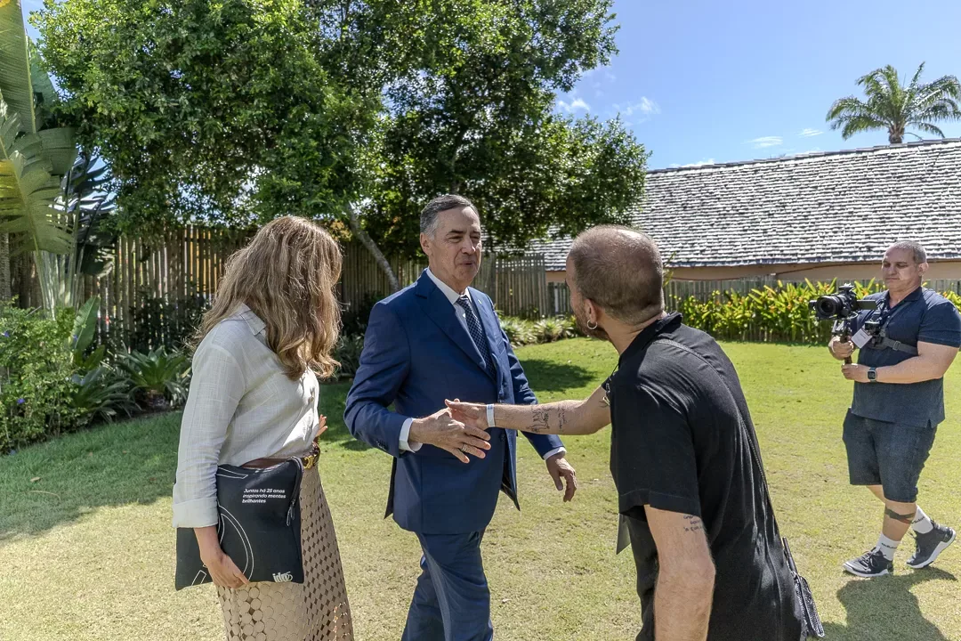 Participantes conversando na área externa