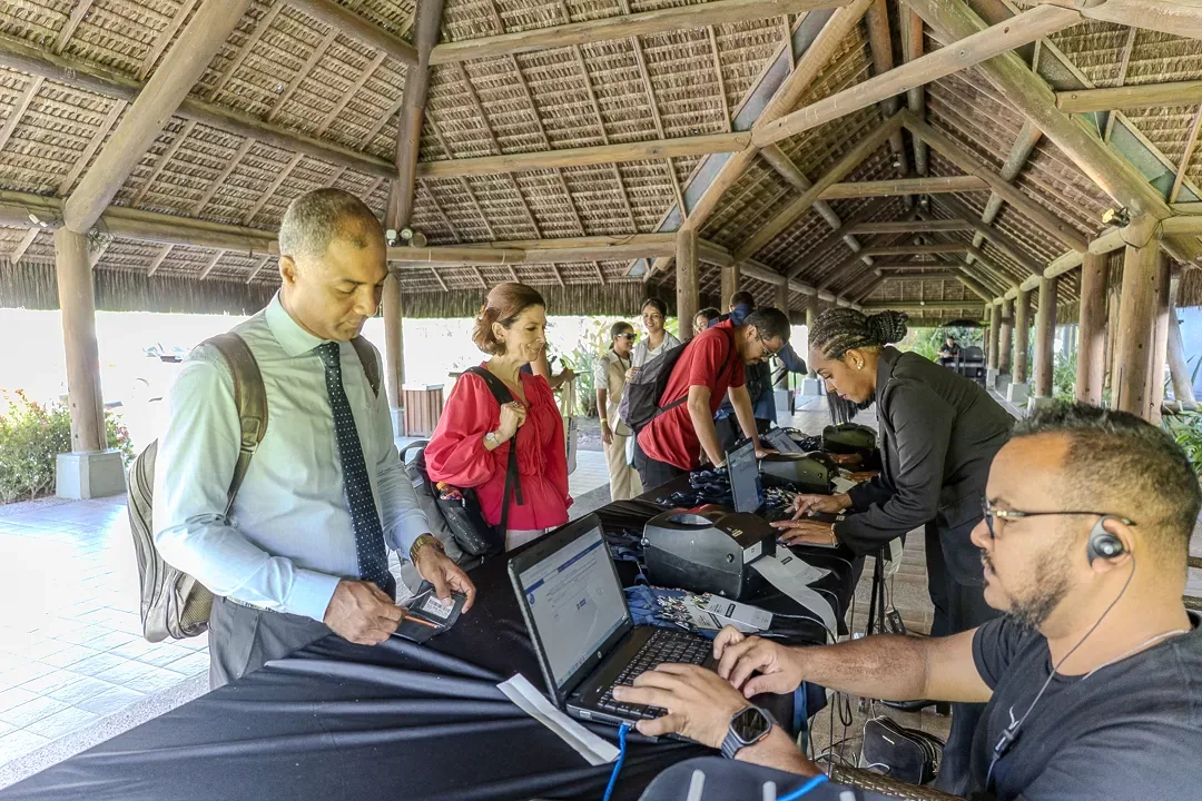 Equipe da Eixo editando as imagens no local do evento