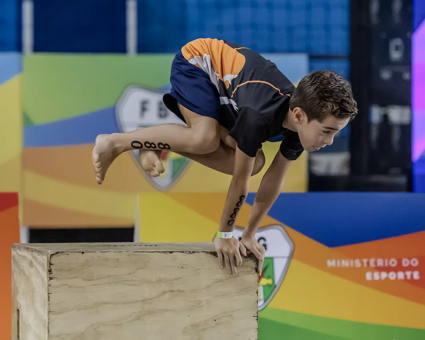 Atleta passando por cima do módulo no percurso de parkour
