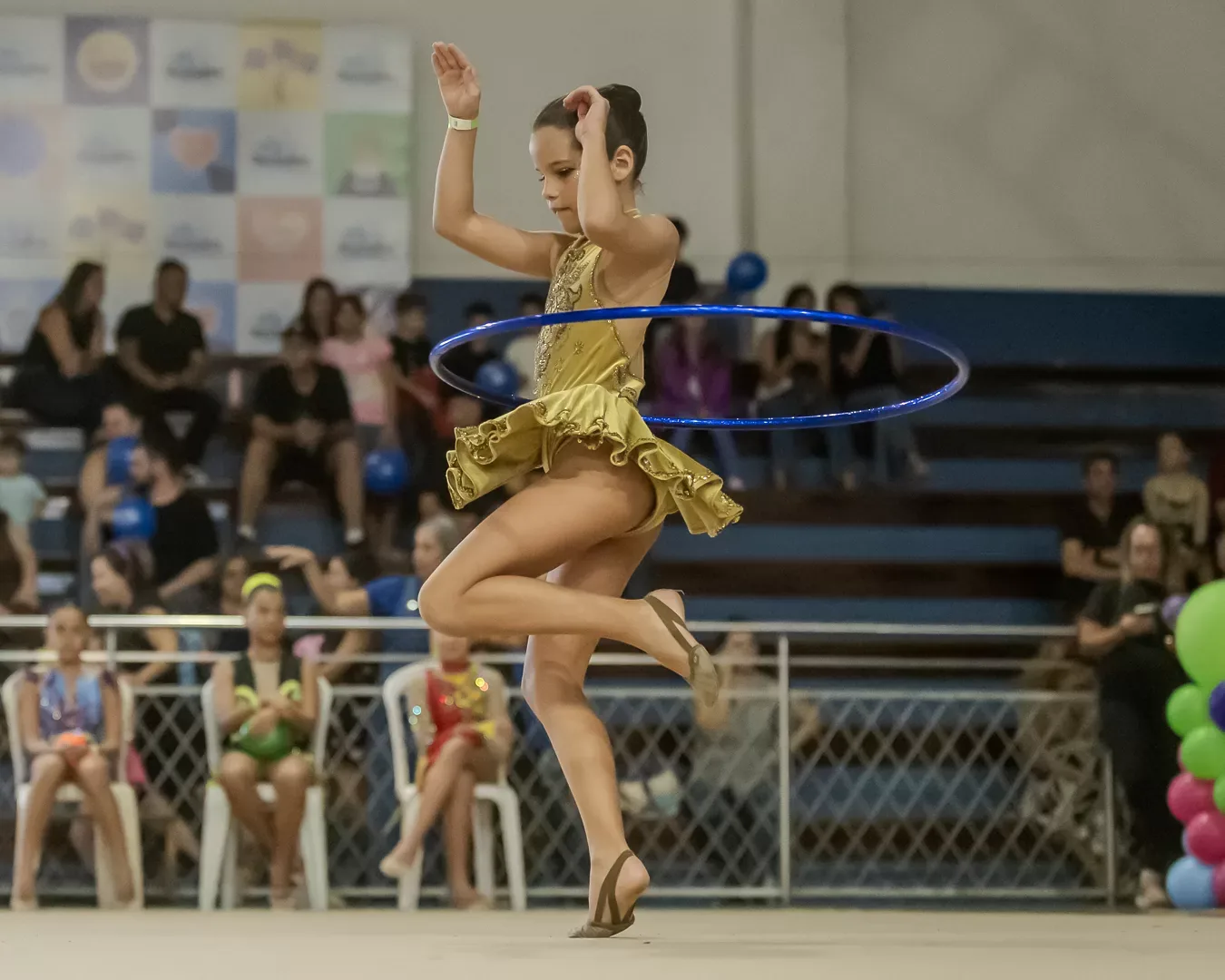 Ginasta em salto com o arco