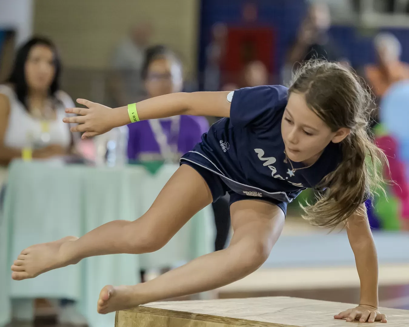 Ginasta em voo sobre o aparelho de salto